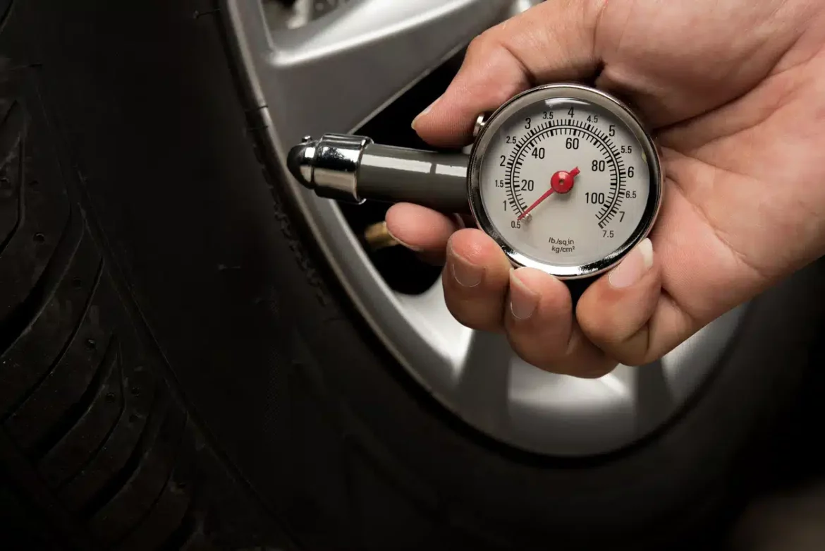 Comment contrôler la pression des pneus de votre Peugeot 208 ?
